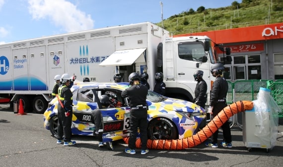 オートポリス耐久レースにてレーシングカーに水素を供給