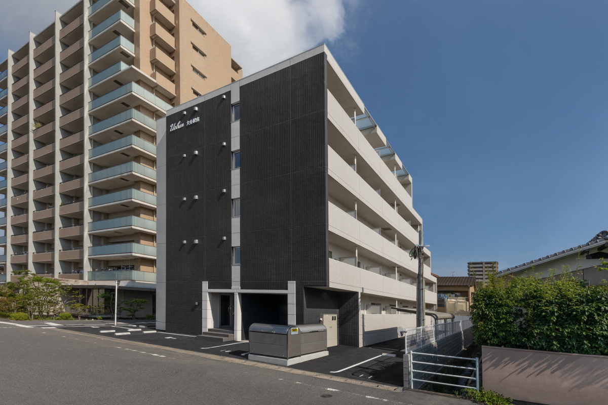 大分駅まで徒歩10分圏内の好立地。オートロックだけでなく、バルコニーの手摺を高くし、廊下部分に格子を設置するなど、セキュリティ対策も万全です。