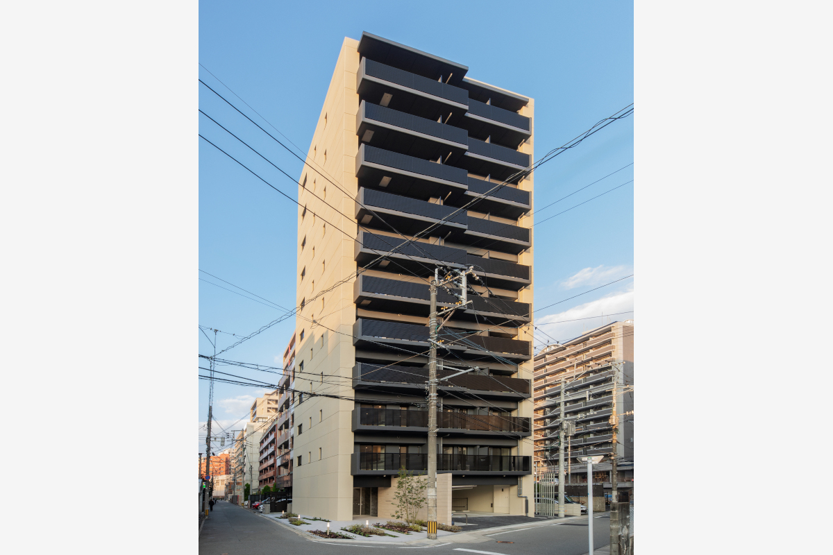 西鉄平尾駅まで徒歩9分、スーパーも徒歩２分の好立地です。バルコニーの腰壁は横格子のルーバーを採用し、外観はシックな雰囲気の仕上げになっています。