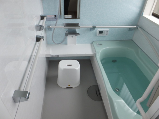浴室内の３方向の壁に設置した手すりと断熱性の高いシステムバス