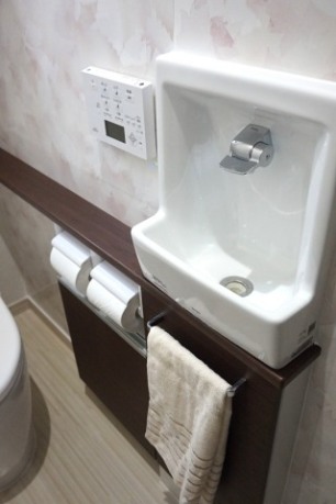 清潔感あるホワイト調の手洗器