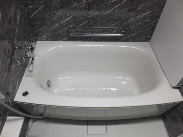 グロスホワイトの浴槽人造大理石素材の「スゴピカ浴槽」