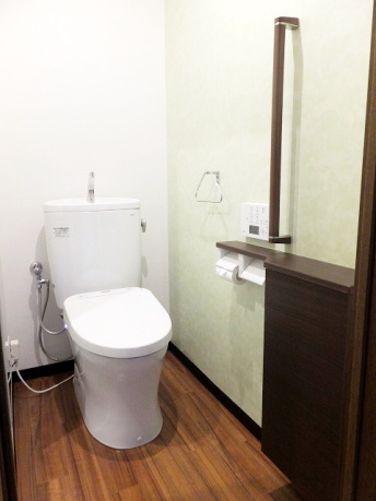 事例：ライトグリーンのクロスが印象的なトイレの画像