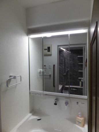 洗面台の三面鏡の上部に取り付けられたＬＥＤライン照明