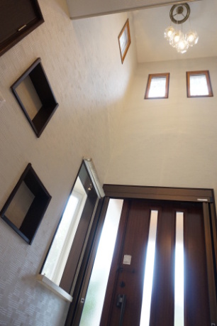 複数の小窓と縦ラインの明かり取り窓がついた玄関ドア