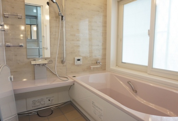 シュガーライトピンクの浴槽が華やかなリフォーム後のバスルーム