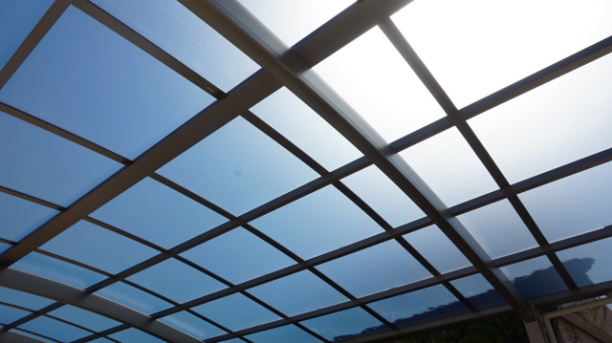 紫外線を低減させる熱線遮断仕様の屋根パネル