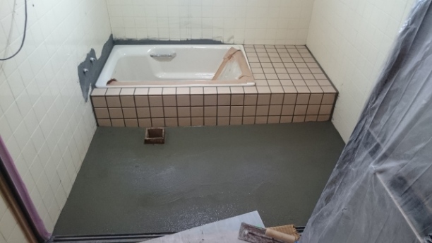 床タイルを施工中の浴室内の様子