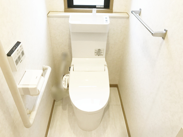 白で統一された清潔感のあるトイレ空間