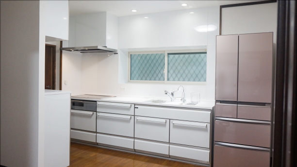 収納スペース多めで明るくすっきりとしたキッチン空間