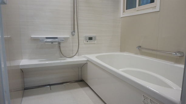 「ウォルナットホワイト」カラーの浴室パネル