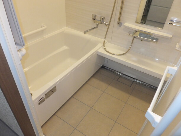 広くなった浴槽とデザインが統一された床とカウンター
