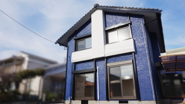 ブルーの外壁と屋根が印象的な住宅全体の外観