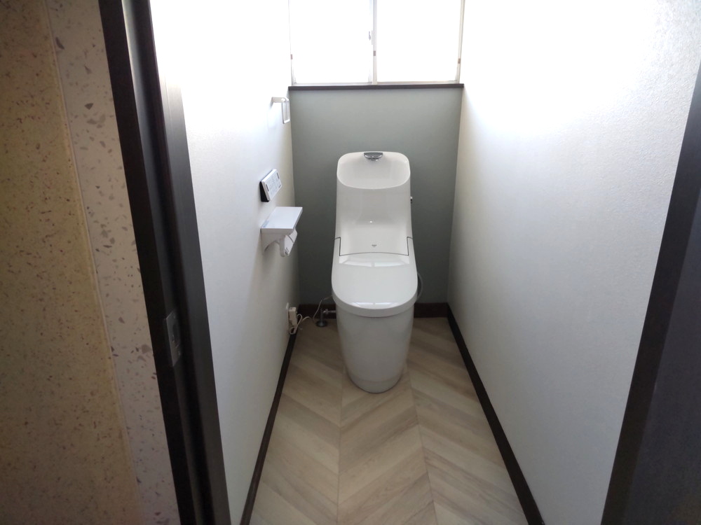 タイルの個室からリフォームされたモダンなトイレ