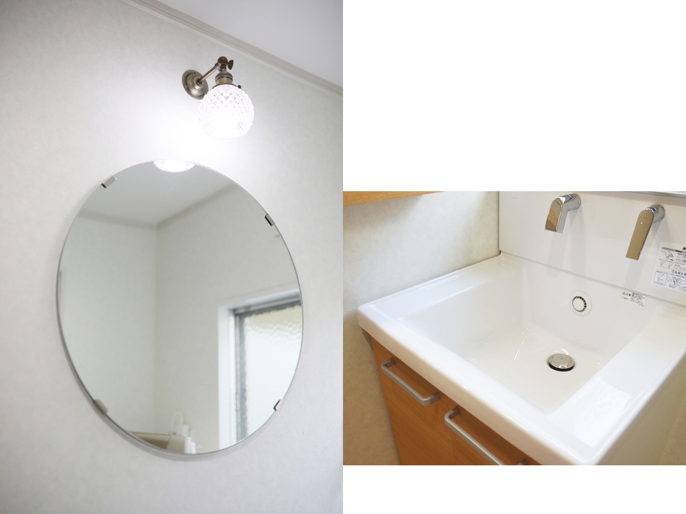 化粧鏡と両脇に小物が置けるスペースがある洗面台
