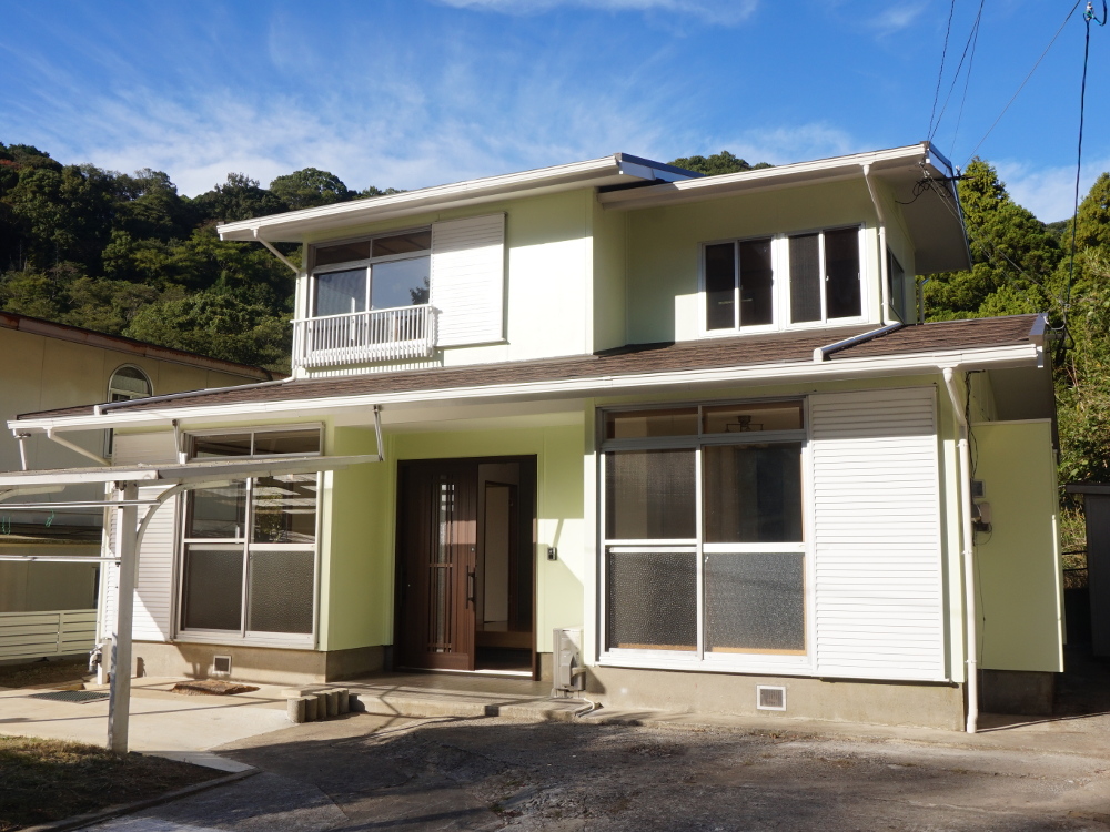 明るい色で塗装された壁と雨戸の住宅外観