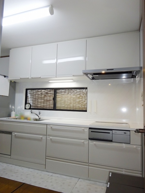 ホワイト基調で明るくなったキッチンの扉、ワークトップ、キッチンパネル