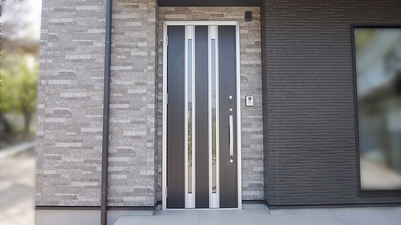 外壁の色味と統一した黒基調の玄関ドア