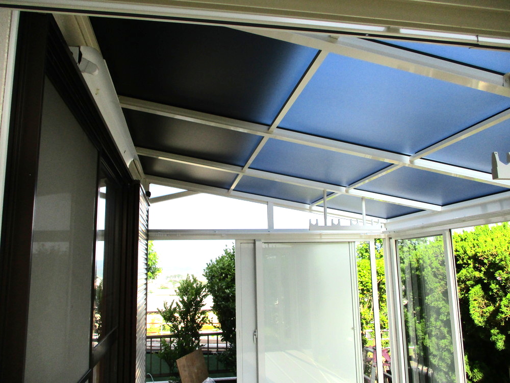 紫外線透過率０％のアースブルー色のサンルーム屋根