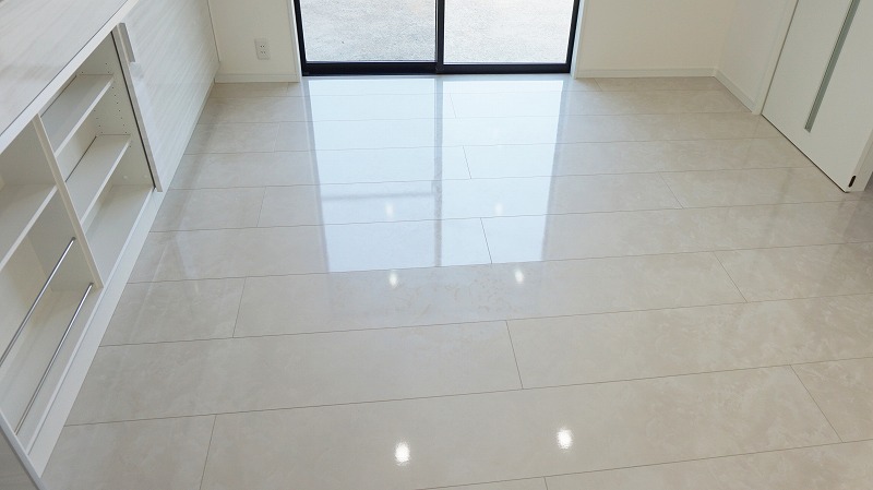 白系統の艶のある床材で広く明るい空間となったLDK