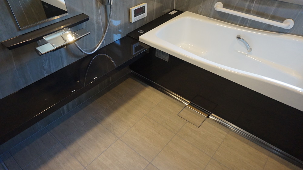 くつろぎやすい設計の浴槽と洗い場
