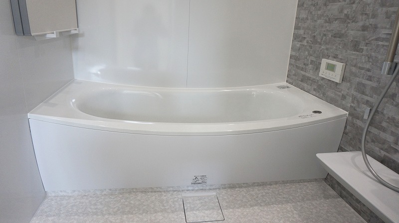 滑らかなカーブの『クレイドル浴槽』の白い浴槽