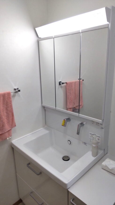 三面鏡裏に収納スペース、容量たっぷりの四角い形状のボウルの洗面化粧台