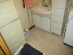 床や壁の傷みや汚れが気になるリフォーム前の洗面所空間