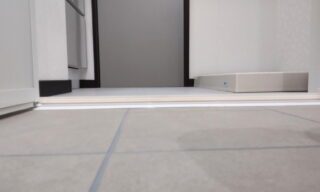 冬場もヒヤッとしない磁器タイルのお風呂の床