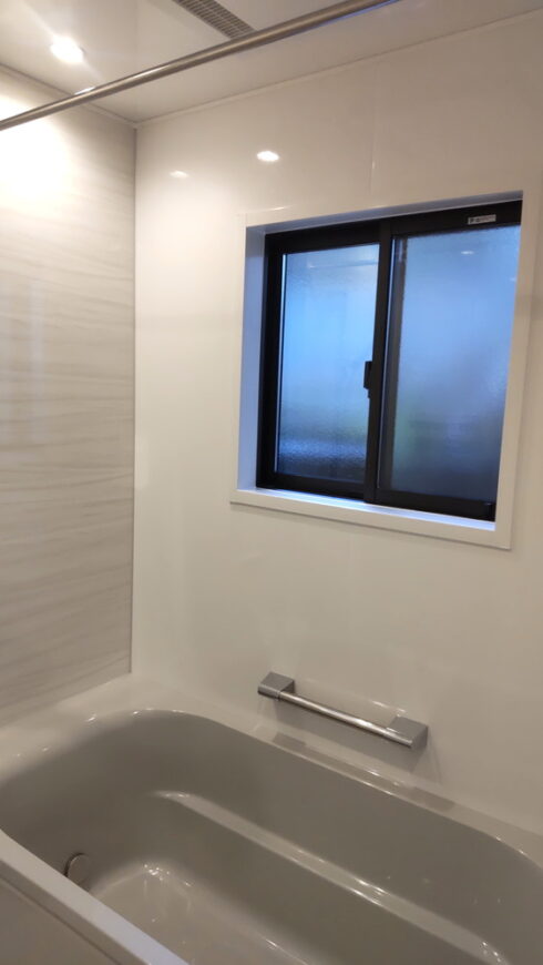 断熱性の高いペアガラスの浴室の窓