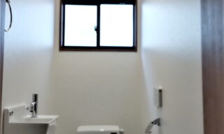 トイレに設置された断熱性の高いペアガラスと手洗い器